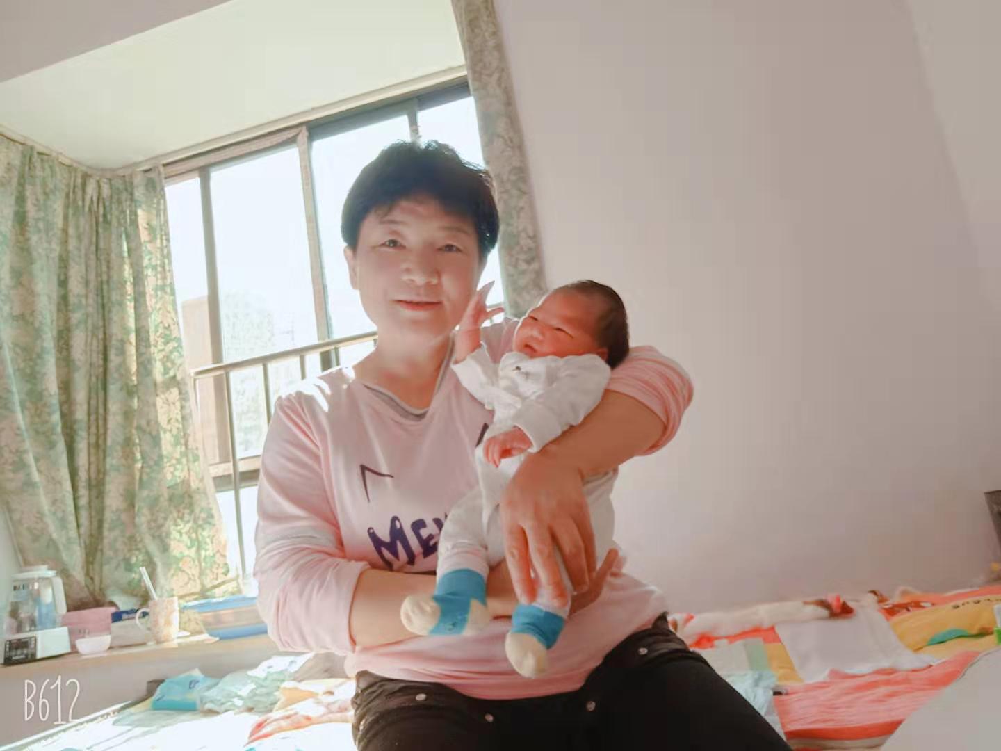 /李红霞月嫂的个人照片展示