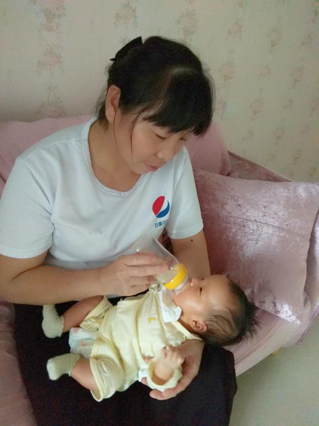 /梅翠香月嫂的个人照片展示