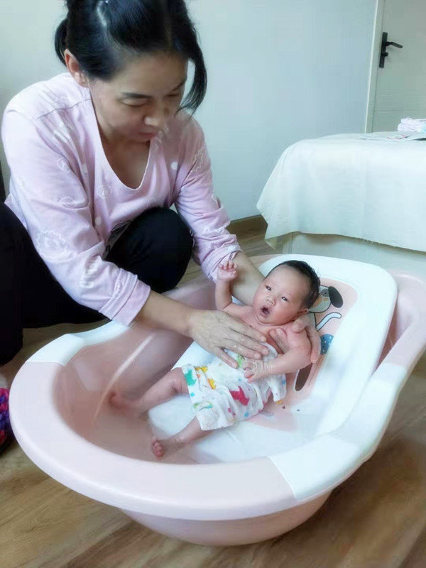 /张冬梅月嫂的个人照片展示