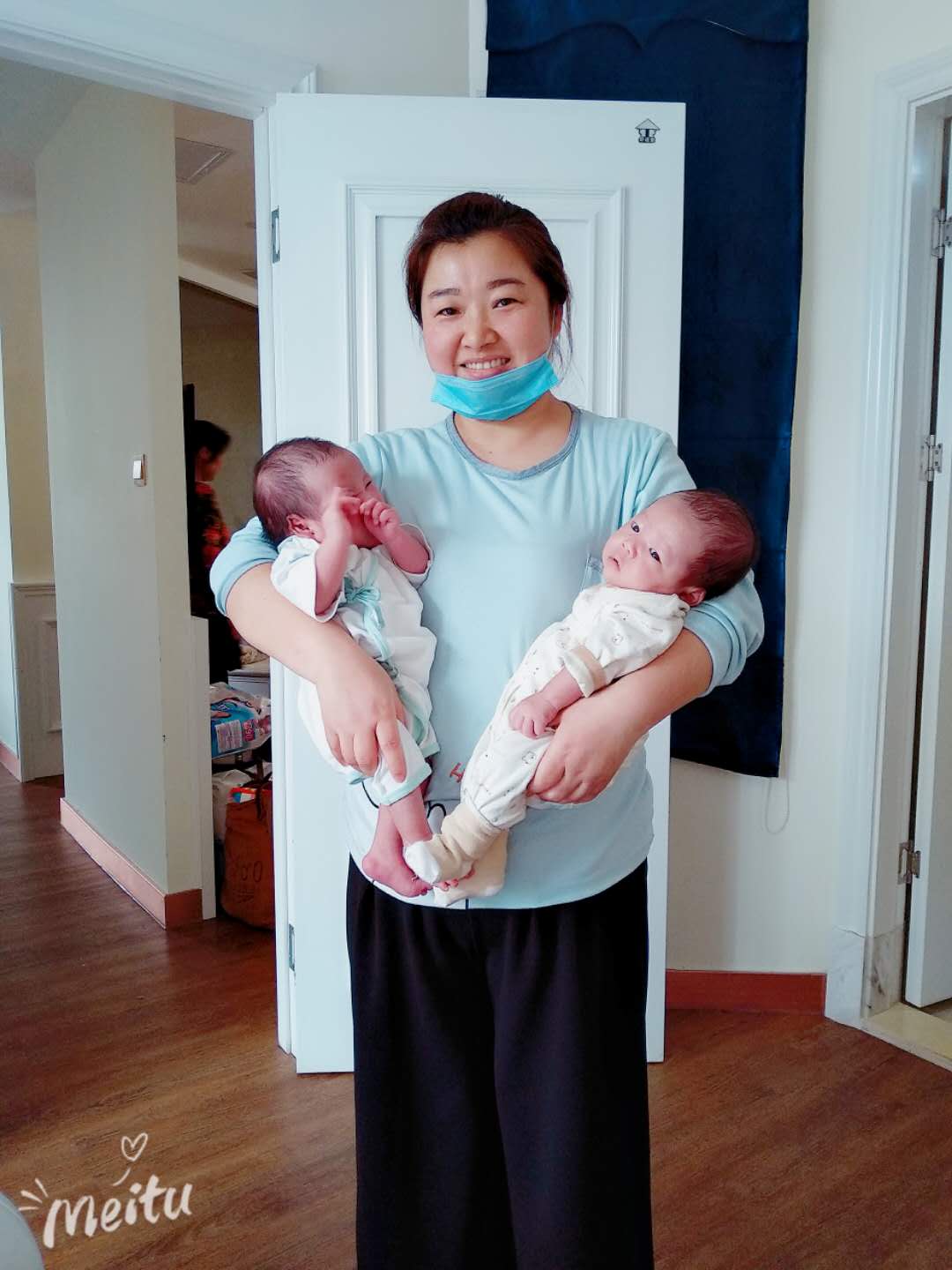 /郑红艳月嫂的个人照片展示