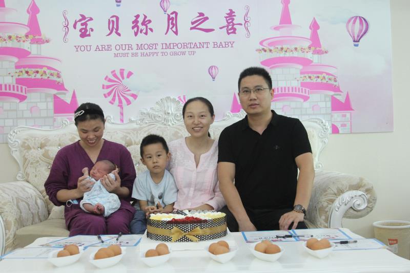 /房玉兰月嫂的个人照片展示
