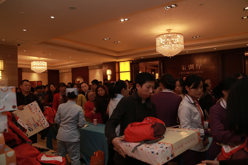 现场领取礼品.JPG